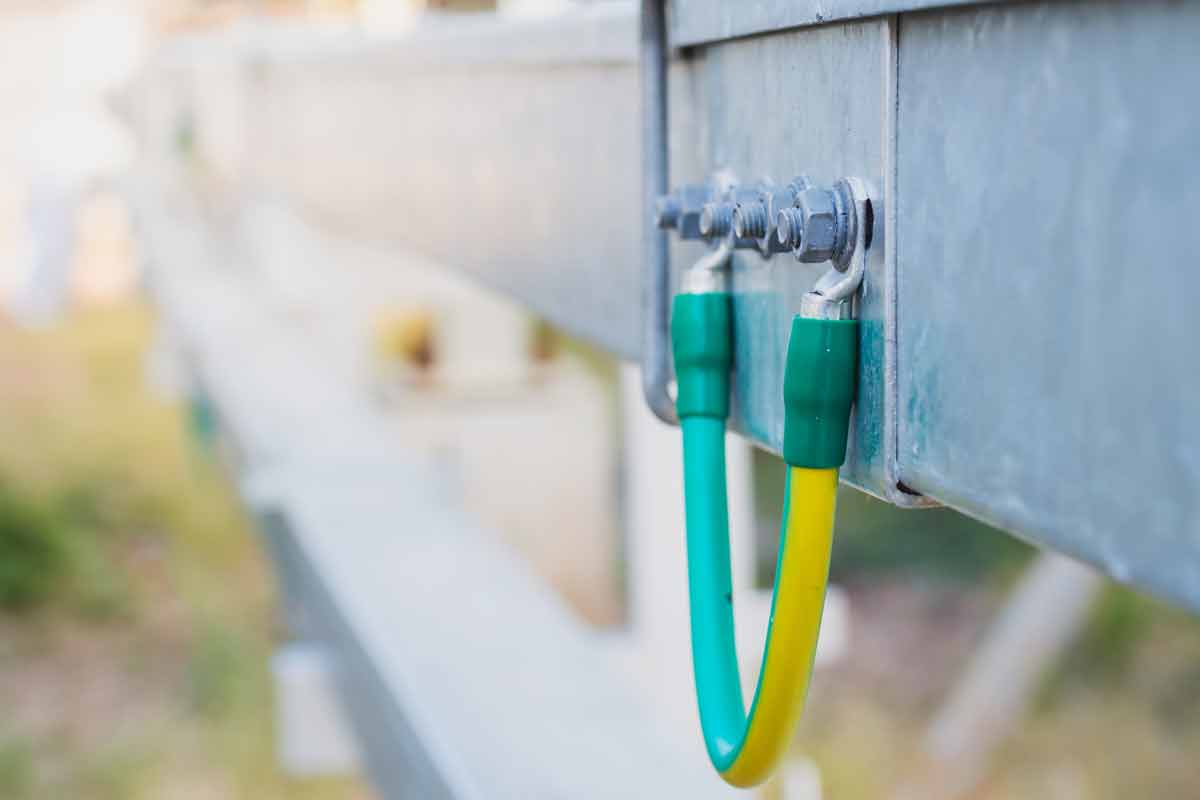 Cavi di messa a terra su struttura metallica