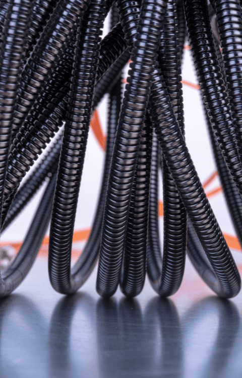 Cavi metallici intrecciati su una superficie